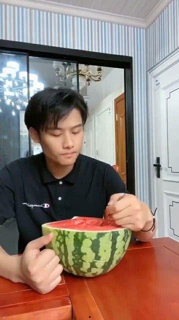 大杨哥吃热瓜