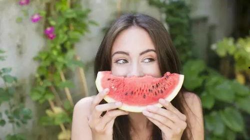 夏日吃瓜女生,吃瓜女生的快乐时光