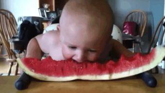 可爱的宝宝吃瓜,宝宝甜蜜品尝成长时光